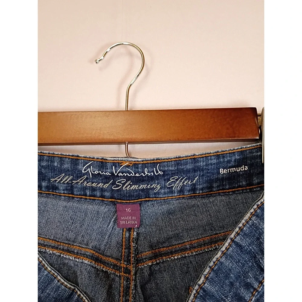 Classic Casual Gloria Vanderbilt Womens 16 Blue Slimming Bermuda Denim Shorts